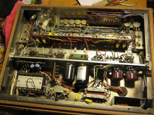 Lots of room underneath. Sansui did a beautiful job of arranging all the parts.